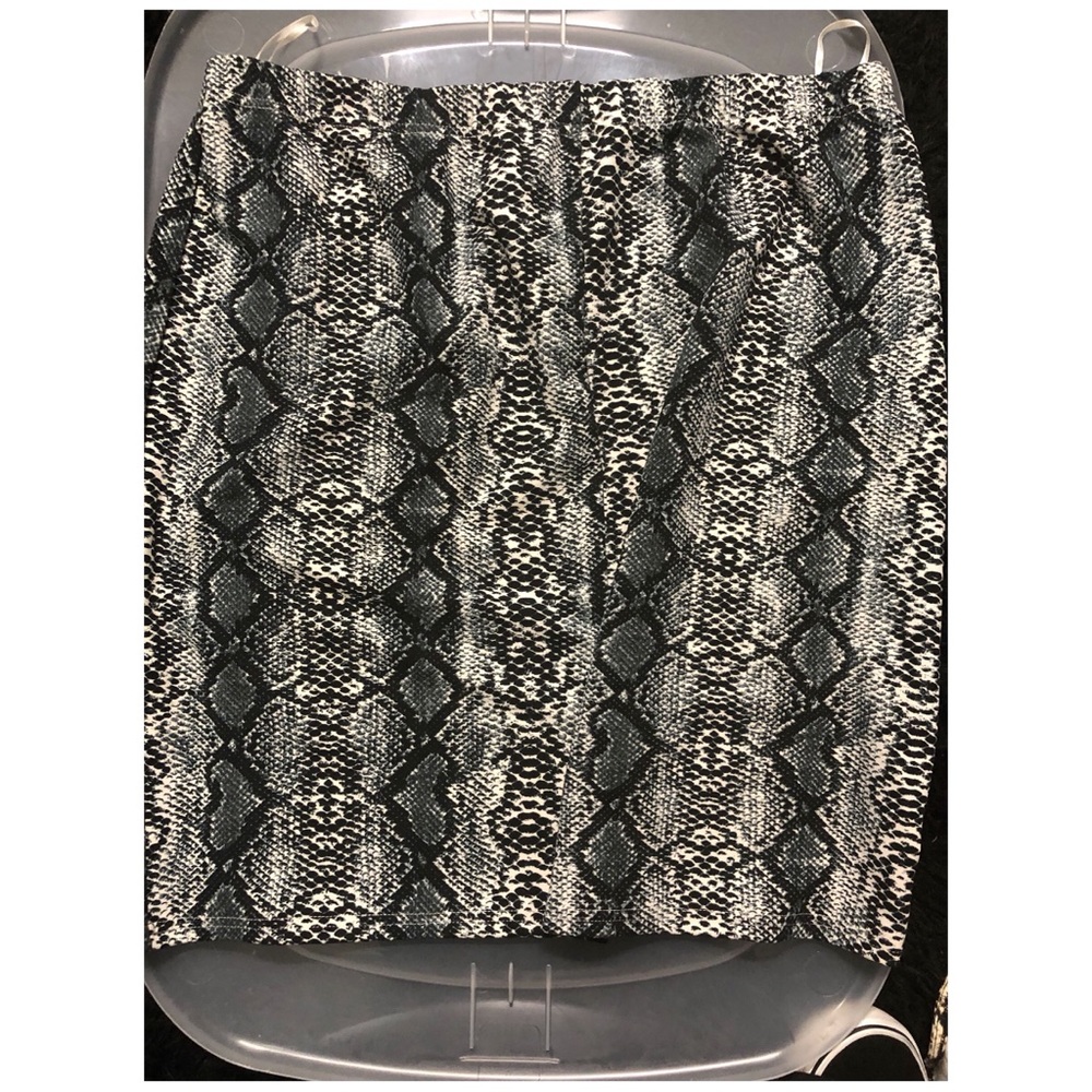 Snake print stretchy skirt